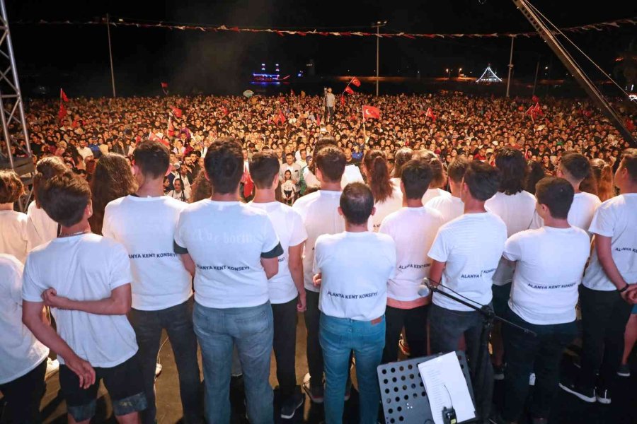 Alanya’da Binlerce Kişi 19 Mayıs’ı Coşkuyla Kutladı