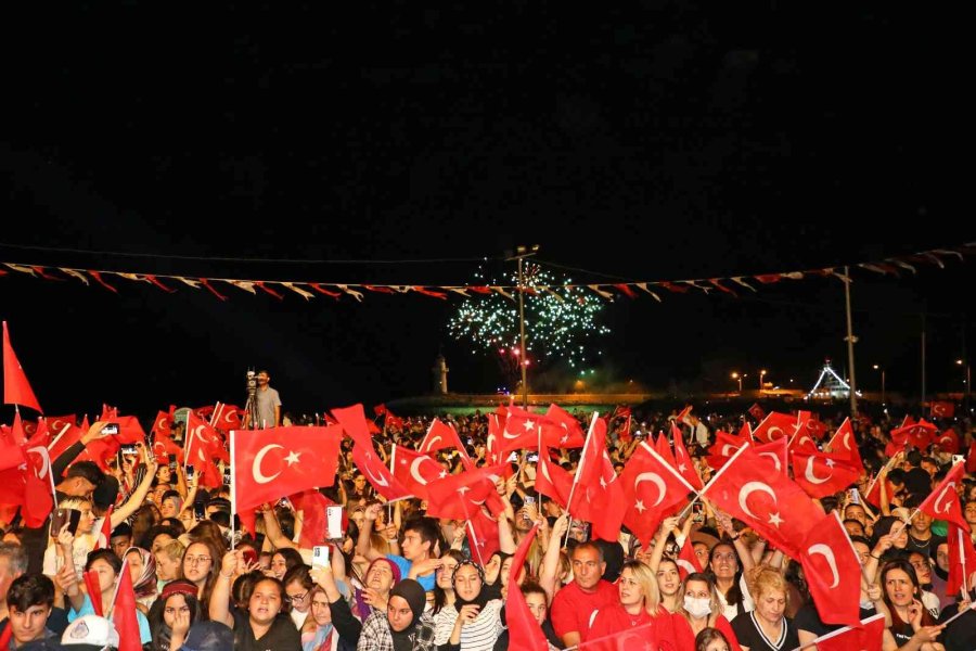 Alanya’da Binlerce Kişi 19 Mayıs’ı Coşkuyla Kutladı