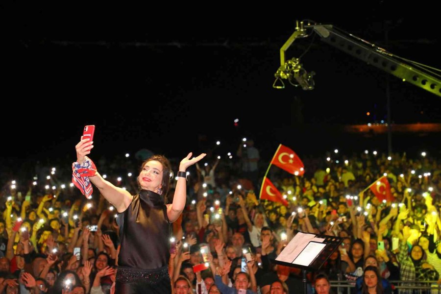 Alanya’da Binlerce Kişi 19 Mayıs’ı Coşkuyla Kutladı