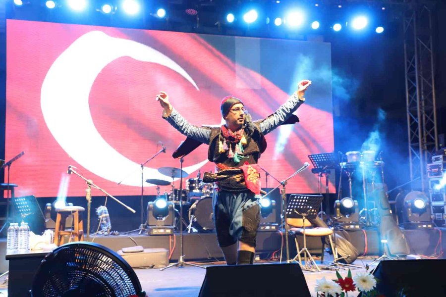 Alanya’da Binlerce Kişi 19 Mayıs’ı Coşkuyla Kutladı