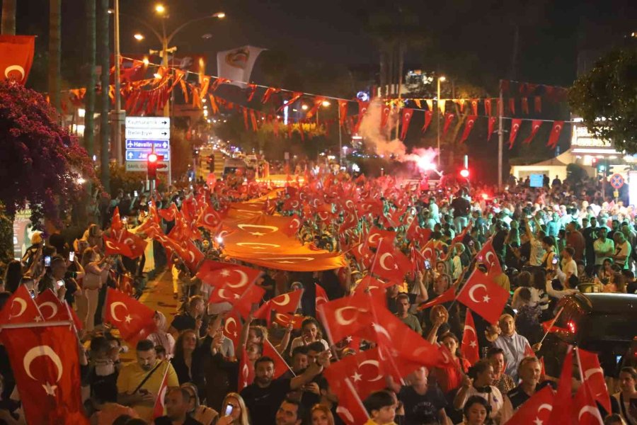 Alanya’da Binlerce Kişi 19 Mayıs’ı Coşkuyla Kutladı