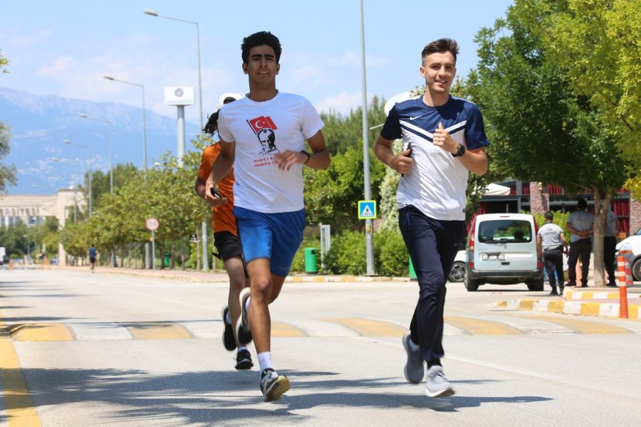 Akdeniz Üniversitesi’nde Bin 919 Metrelik Parkurda Anlamlı Koşu
