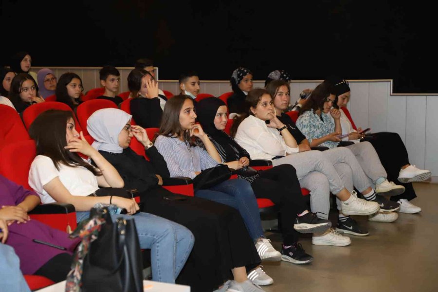 Yükseköğretim Sınavına Girecek Öğrencilere Tüyolar Verildi