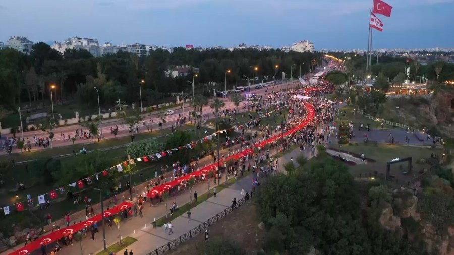 Antalya’da Binlerce Kişinin Türk Bayraklarıyla Yürüyüşü Havadan Görüntülendi