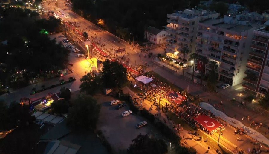Antalya’da Binlerce Kişinin Türk Bayraklarıyla Yürüyüşü Havadan Görüntülendi