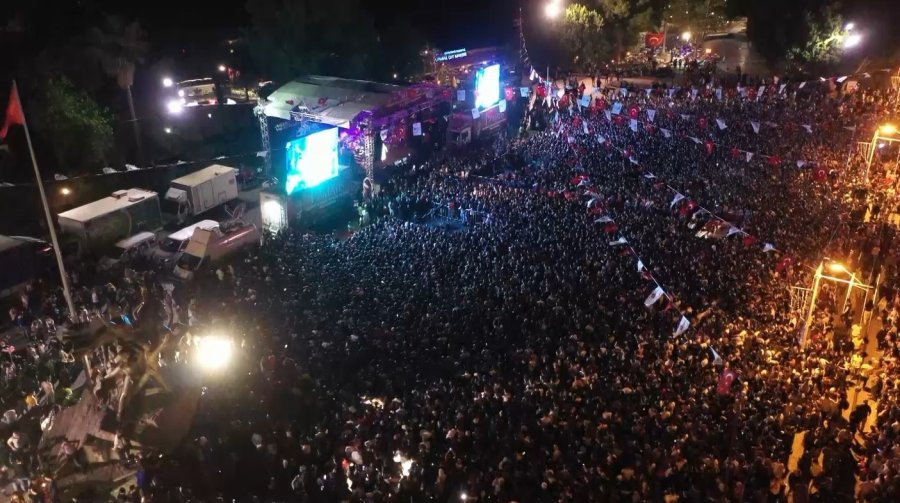 Antalya’da Binlerce Kişinin Türk Bayraklarıyla Yürüyüşü Havadan Görüntülendi