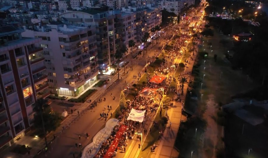 Antalya’da Binlerce Kişinin Türk Bayraklarıyla Yürüyüşü Havadan Görüntülendi