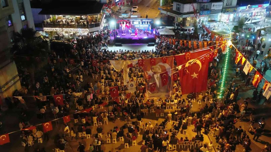 Antalya’da Binlerce Kişinin Türk Bayraklarıyla Yürüyüşü Havadan Görüntülendi