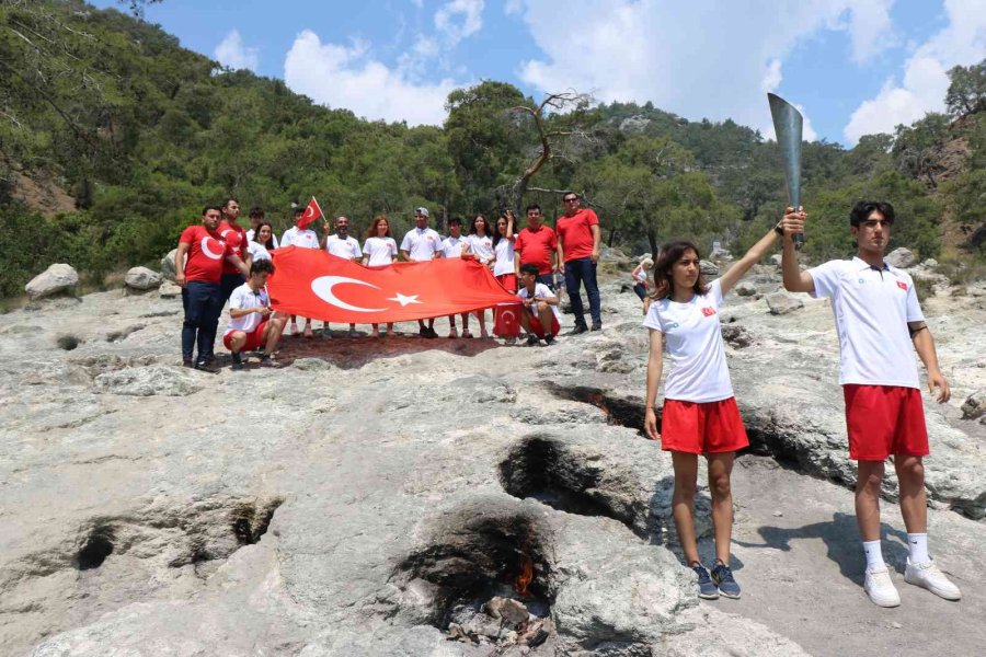 Antalya’da Binlerce Kişinin Türk Bayraklarıyla Yürüyüşü Havadan Görüntülendi