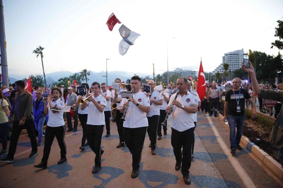 Antalya’da Binlerce Kişinin Türk Bayraklarıyla Yürüyüşü Havadan Görüntülendi