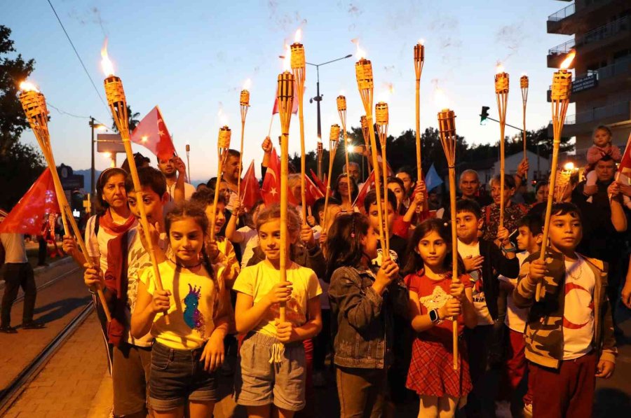 Antalya’da Binlerce Kişinin Türk Bayraklarıyla Yürüyüşü Havadan Görüntülendi
