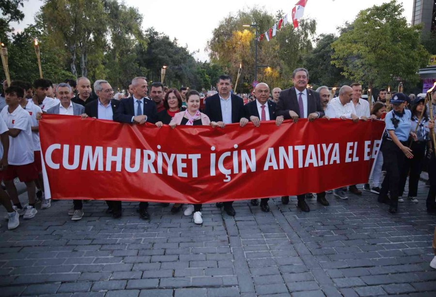 Antalya’da Binlerce Kişinin Türk Bayraklarıyla Yürüyüşü Havadan Görüntülendi
