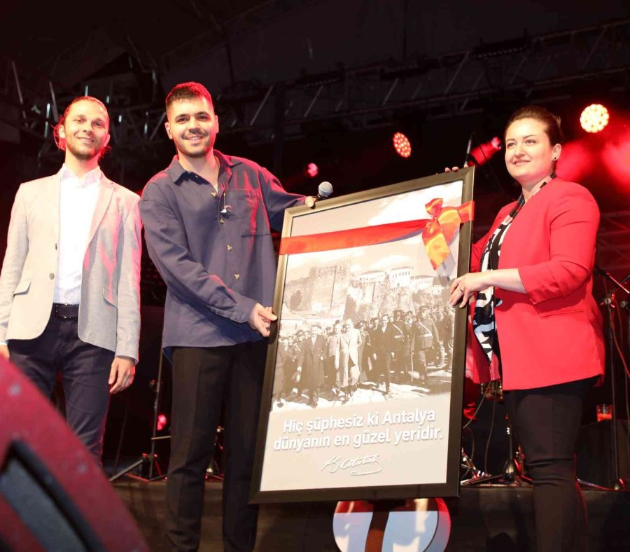 Antalya’da Binlerce Kişinin Türk Bayraklarıyla Yürüyüşü Havadan Görüntülendi