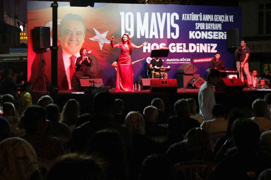 Antalya’da Binlerce Kişinin Türk Bayraklarıyla Yürüyüşü Havadan Görüntülendi