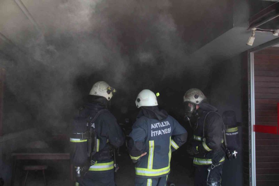 Mobilya Mağazasının Deposundaki Yoğun Duman Korkuttu