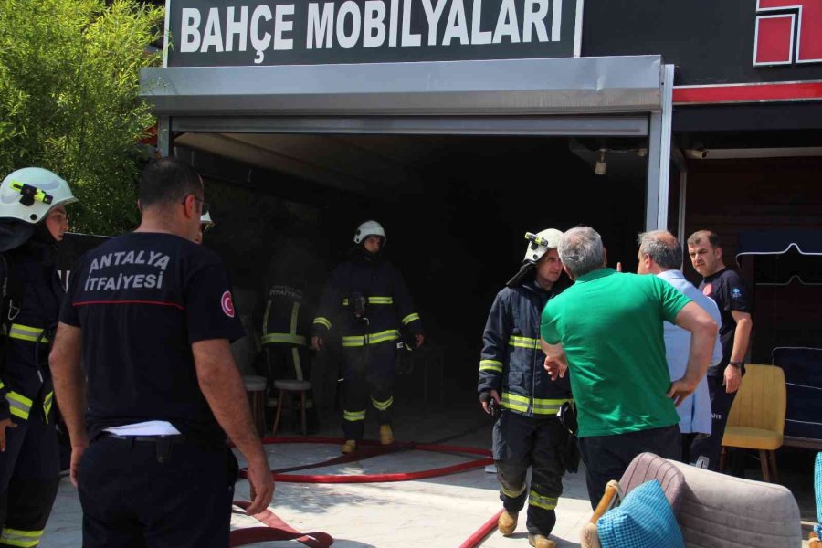 Mobilya Mağazasının Deposundaki Yoğun Duman Korkuttu