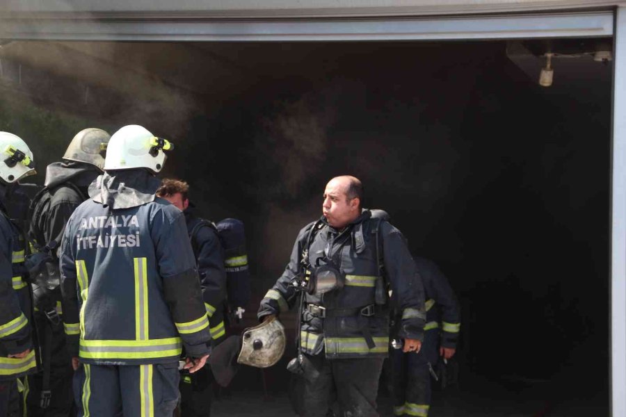 Mobilya Mağazasının Deposundaki Yoğun Duman Korkuttu
