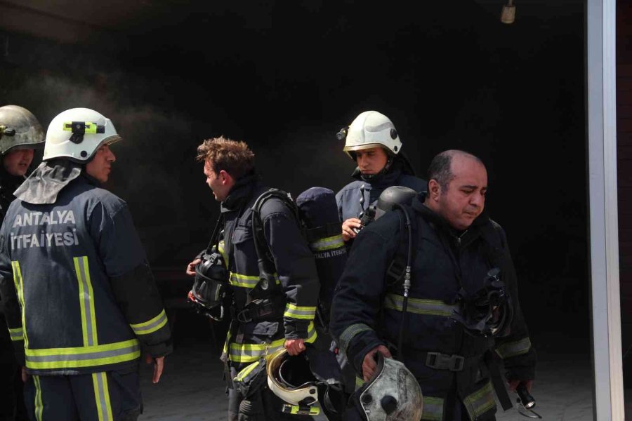 Mobilya Mağazasının Deposundaki Yoğun Duman Korkuttu