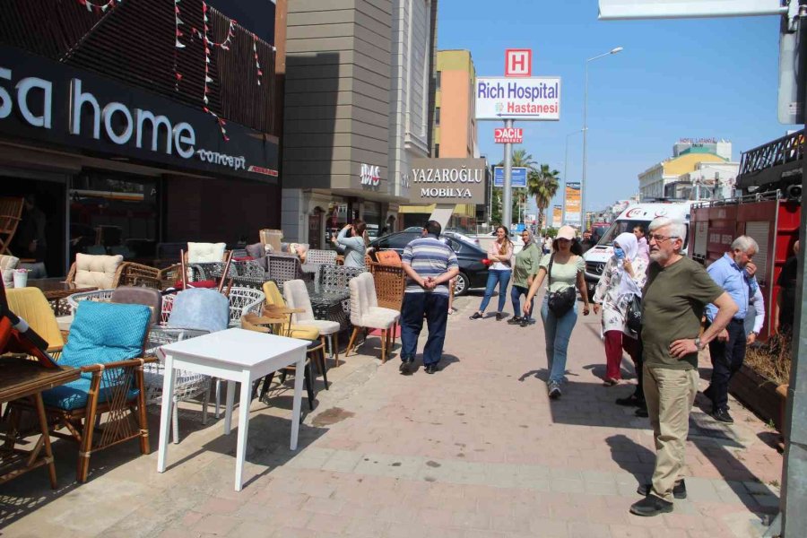 Mobilya Mağazasının Deposundaki Yoğun Duman Korkuttu