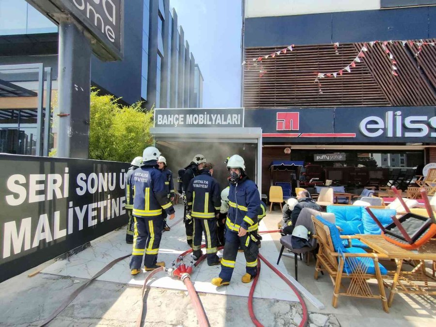 Mobilya Mağazasının Deposundaki Yoğun Duman Korkuttu