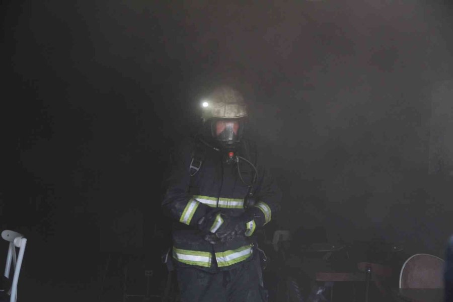 Mobilya Mağazasının Deposundaki Yoğun Duman Korkuttu