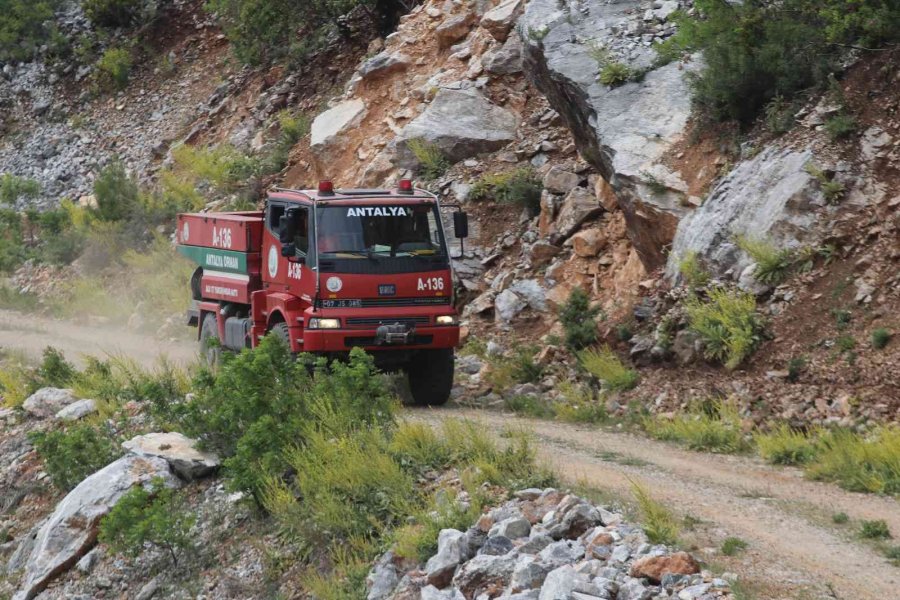 Antalya’da Dün Başlayan Yangın Bugün Kontrol Altına Alındı