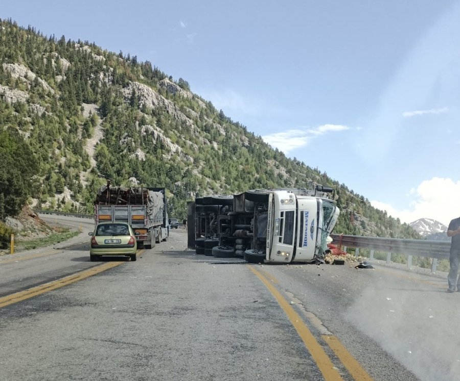 Antalya’da Sebze Yüklü Kamyon Devrildi: 1 Yaralı