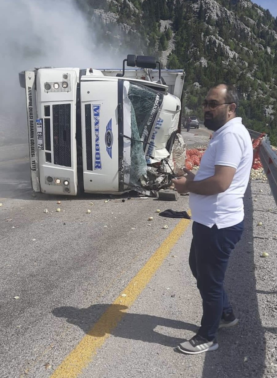 Antalya’da Sebze Yüklü Kamyon Devrildi: 1 Yaralı