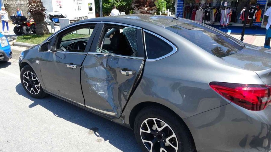 Kazada Yaralılar Şemsiye İle Güneşten Korundu