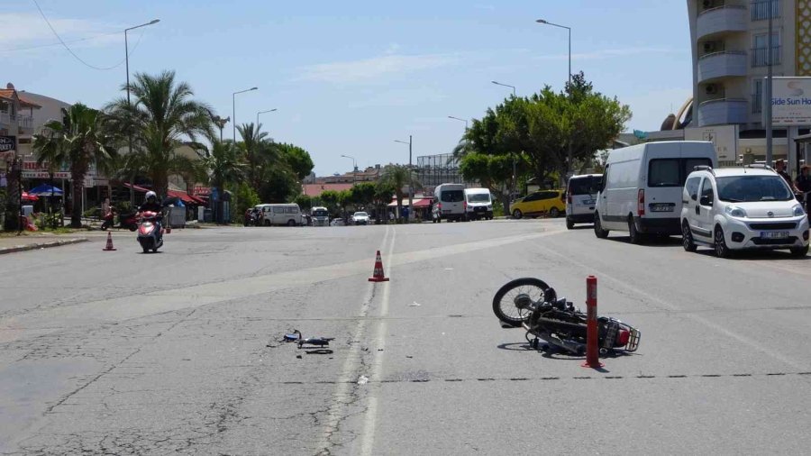 Kazada Yaralılar Şemsiye İle Güneşten Korundu