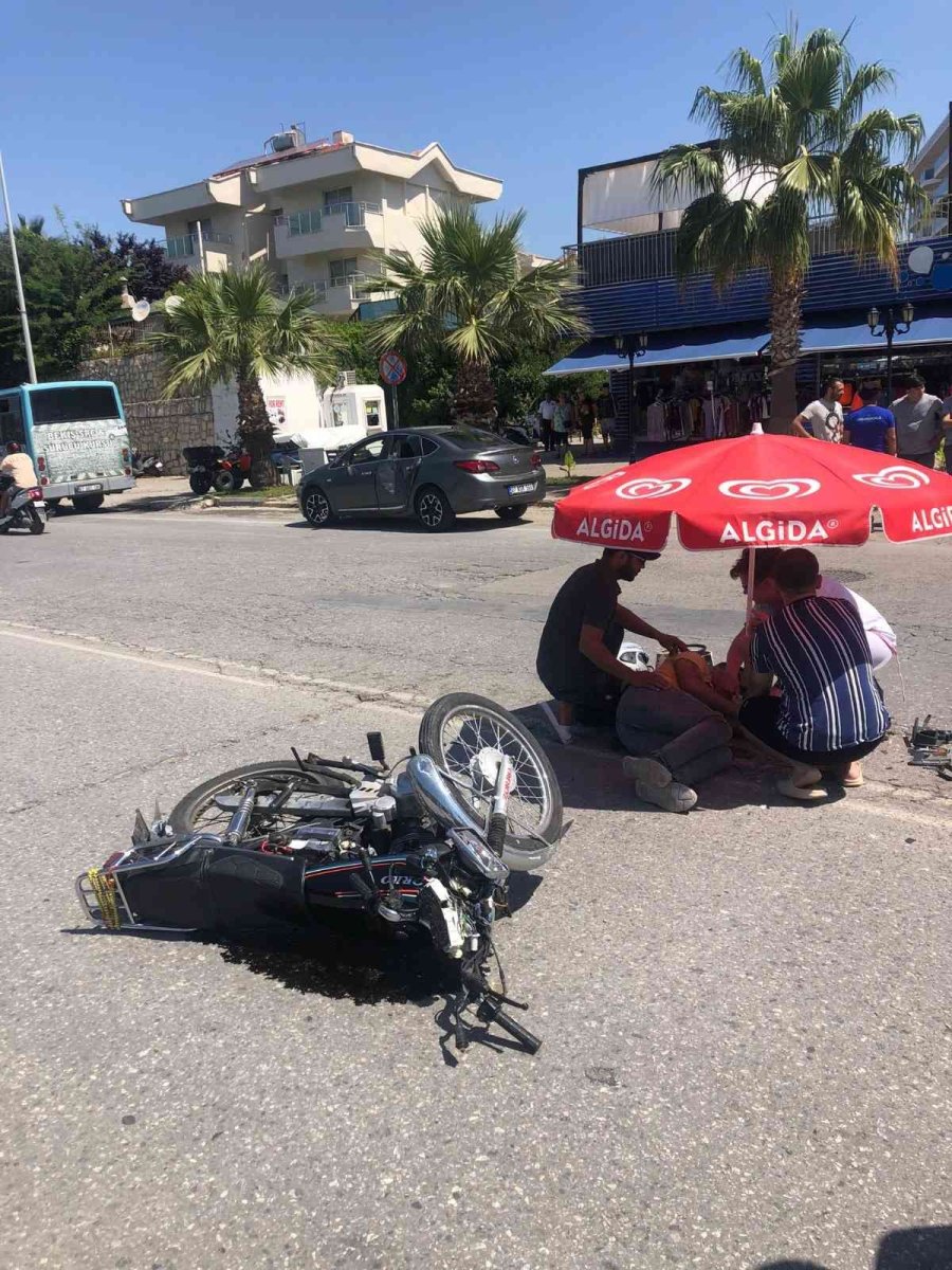 Kazada Yaralılar Şemsiye İle Güneşten Korundu