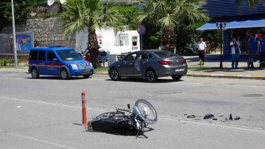 Kazada Yaralılar Şemsiye İle Güneşten Korundu
