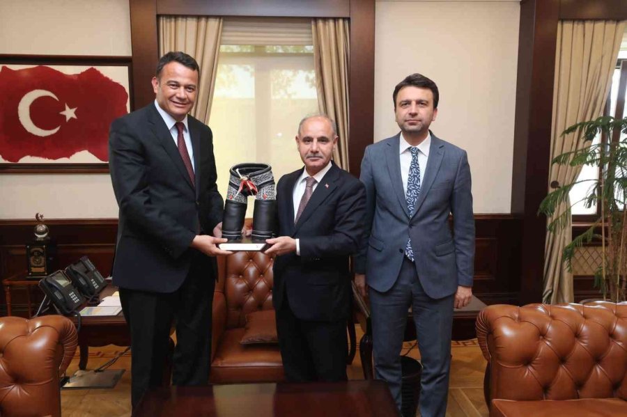 Kaş Belediye Başkanı Ulutaş, Cumhurbaşkanı Erdoğan’a Kispet Hediye Etti