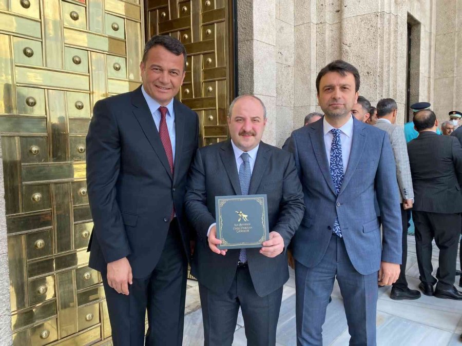 Kaş Belediye Başkanı Ulutaş, Cumhurbaşkanı Erdoğan’a Kispet Hediye Etti