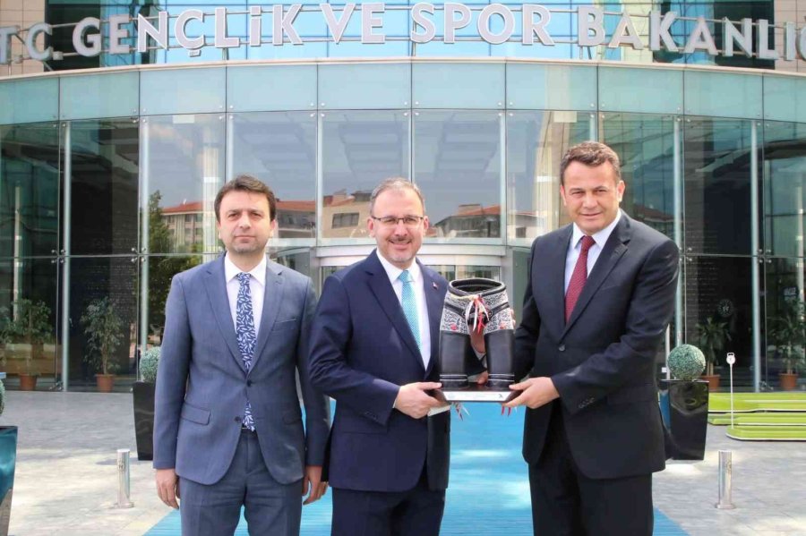 Kaş Belediye Başkanı Ulutaş, Cumhurbaşkanı Erdoğan’a Kispet Hediye Etti