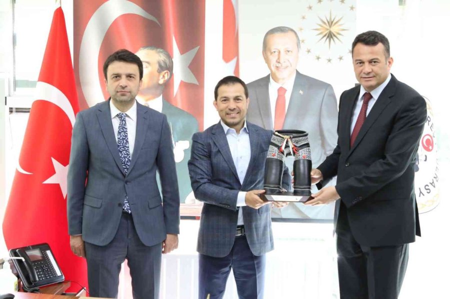 Kaş Belediye Başkanı Ulutaş, Cumhurbaşkanı Erdoğan’a Kispet Hediye Etti