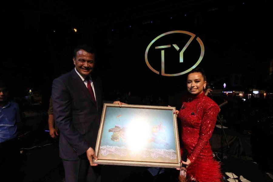 Kaş’ta 19 Mayıs Fener Alayı Ve Konser Düzenlendi