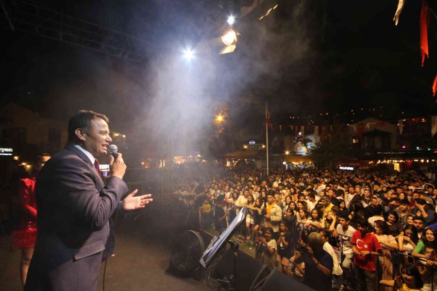 Kaş’ta 19 Mayıs Fener Alayı Ve Konser Düzenlendi