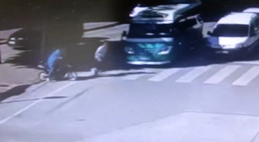 Kırmızı Işıkta Durmayan Minibüsün Yayaya Çarpması Kamerada