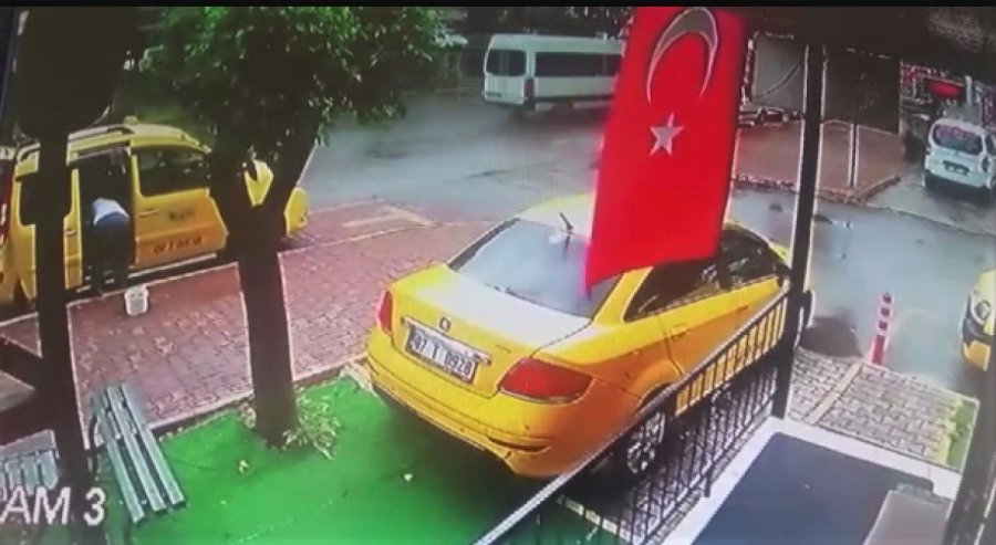 Park Halindeki Aracını Temizleyen Taksici Ölümden Döndü, O Anlar Kameraya Yansıdı