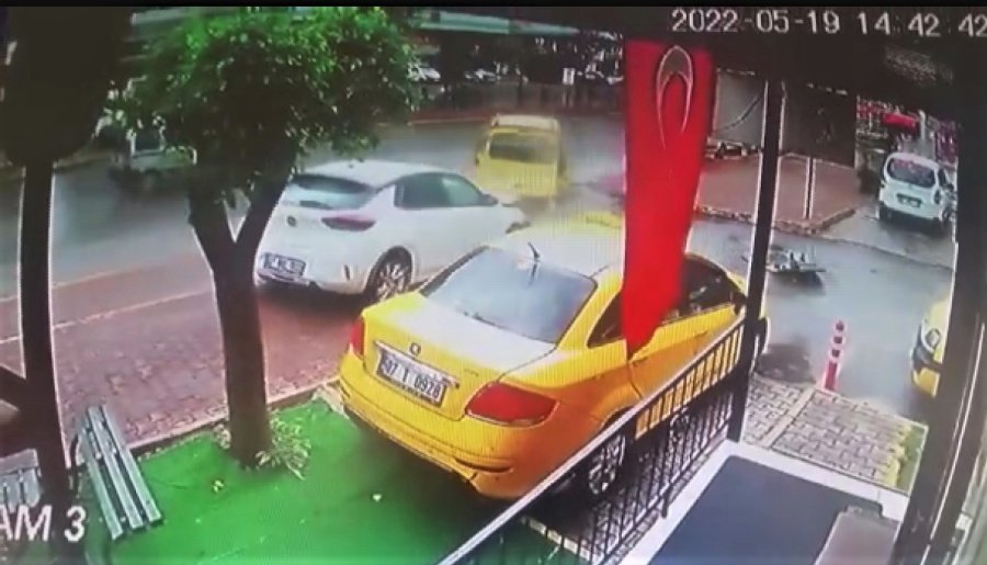 Park Halindeki Aracını Temizleyen Taksici Ölümden Döndü, O Anlar Kameraya Yansıdı