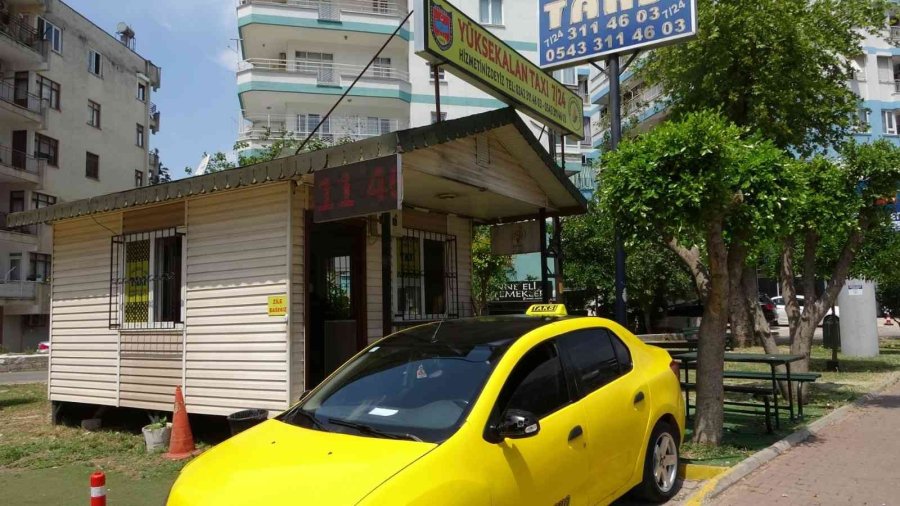 Park Halindeki Aracını Temizleyen Taksici Ölümden Döndü, O Anlar Kameraya Yansıdı