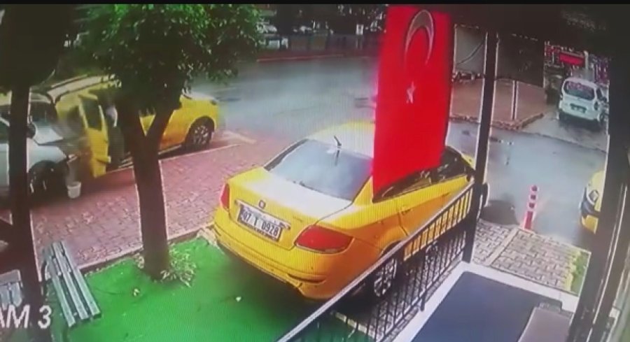 Park Halindeki Aracını Temizleyen Taksici Ölümden Döndü, O Anlar Kameraya Yansıdı