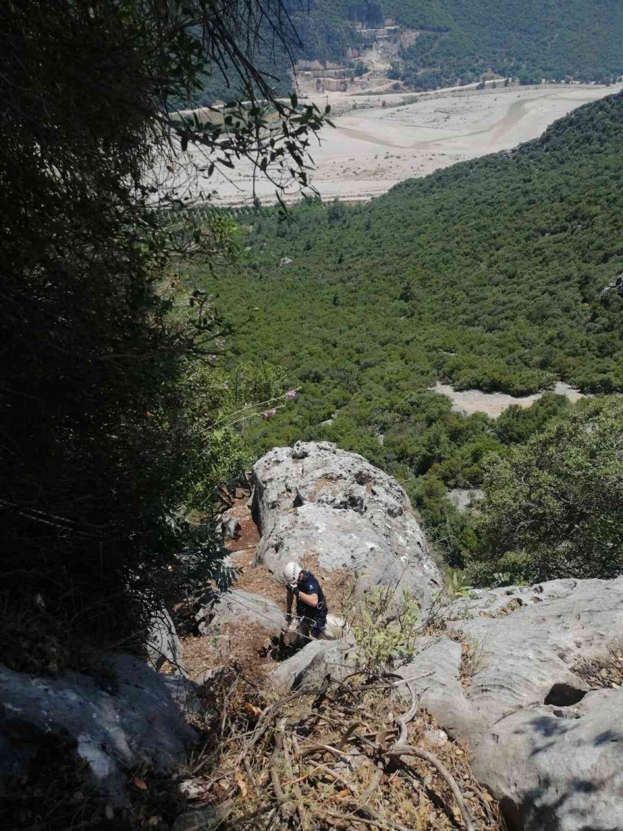Dağda Mahsur Kalan Keçi 6 Saatlik Çalışmayla Kurtarıldı