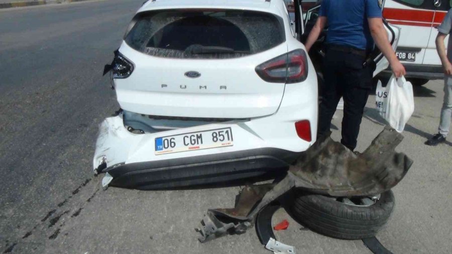 Tır, Otomobile Arkadan Çarptı: 2 Yaralı