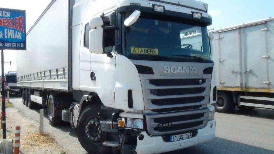 Tır, Otomobile Arkadan Çarptı: 2 Yaralı