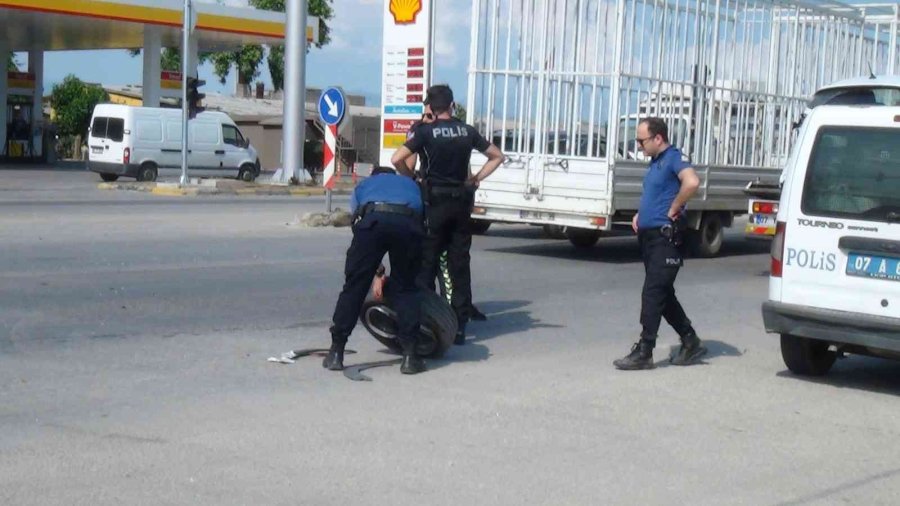 Tır, Otomobile Arkadan Çarptı: 2 Yaralı