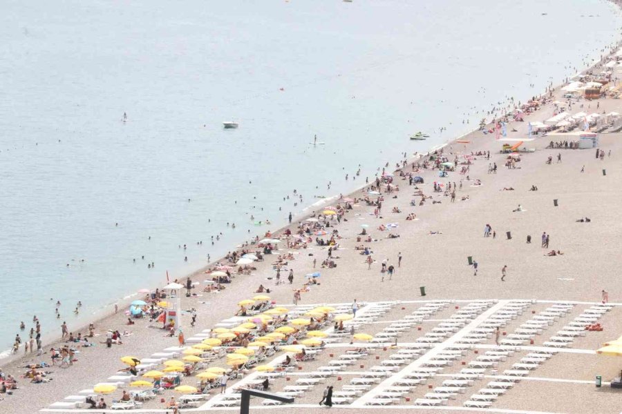 Yaylalarında Karla Mücadele Edilen Antalya’da Sahil Hınca Hınç Doldu