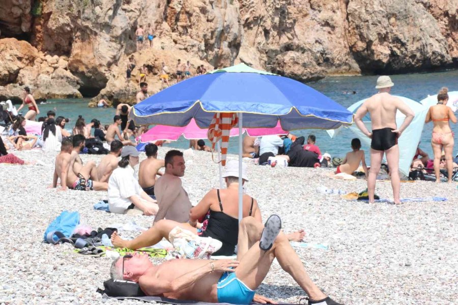 Yaylalarında Karla Mücadele Edilen Antalya’da Sahil Hınca Hınç Doldu