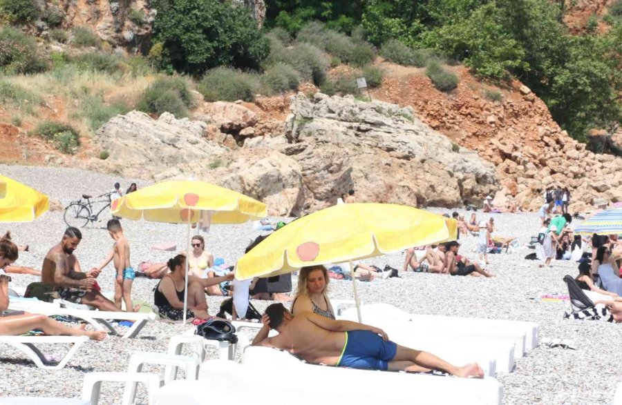 Yaylalarında Karla Mücadele Edilen Antalya’da Sahil Hınca Hınç Doldu